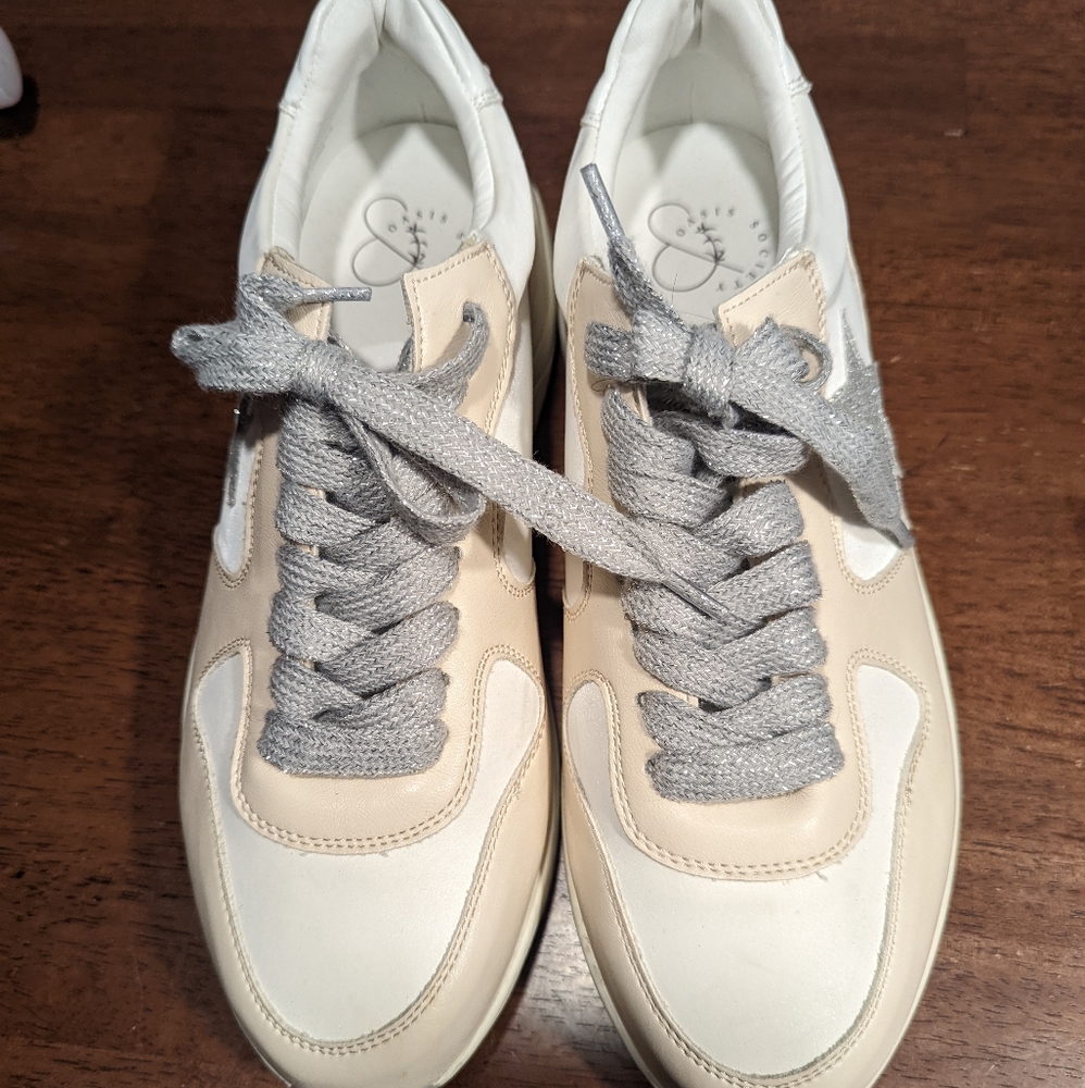 Star tennis shoes size 10 with thick silvery laces Oasis Society